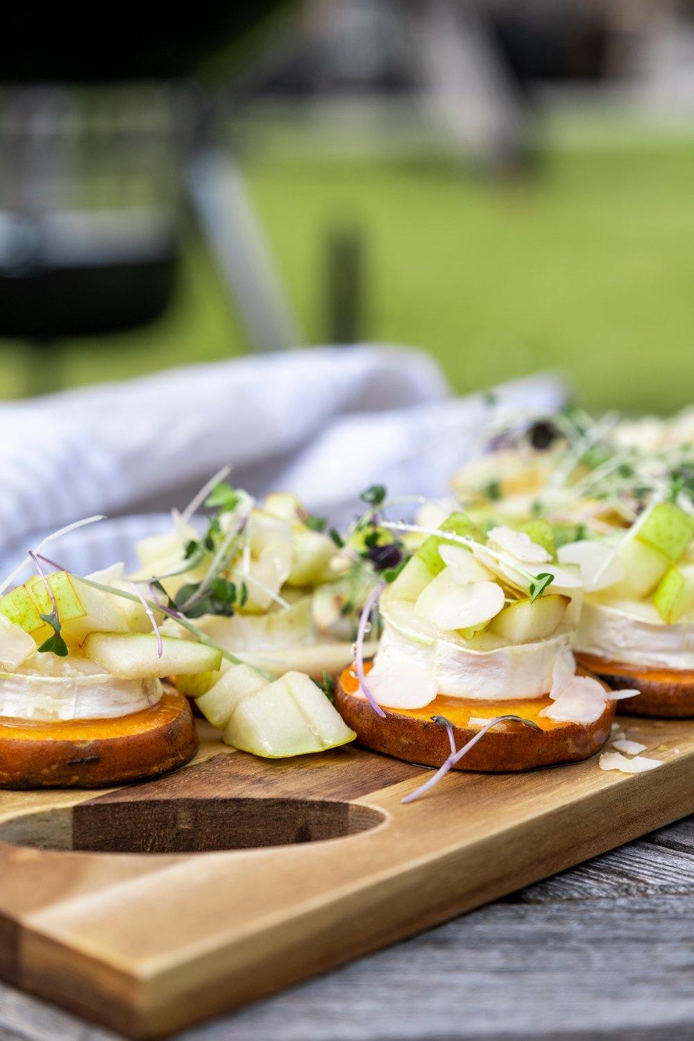 Gegrilde zoete aardappelschijfjes met geitenkaas