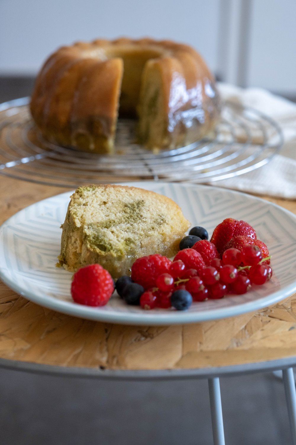 Glutenvrije matchacake met glazuur van witte chocolade