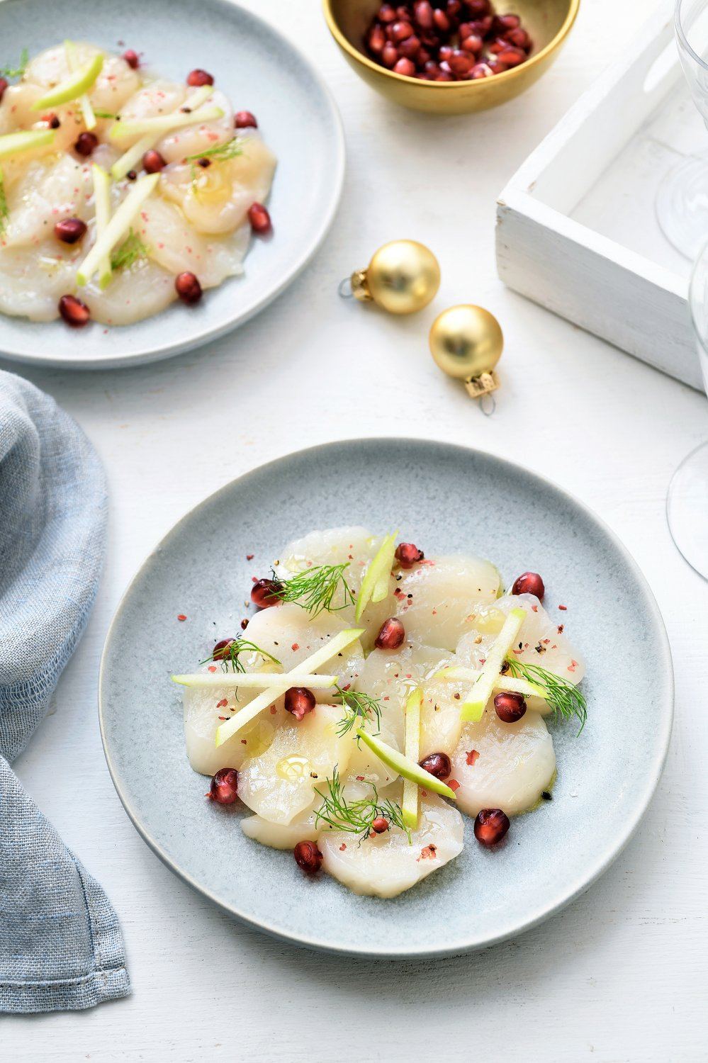 Carpaccio van coquilles met groene appel, granaatappel en venkelloof