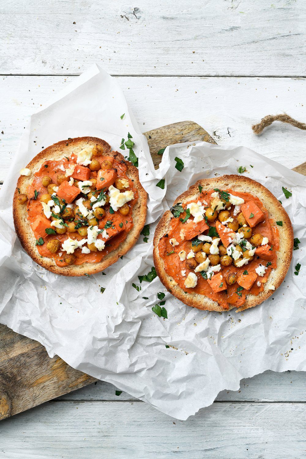 Snelle pita pizza’s met zoete aardappel, kikkererwten en feta