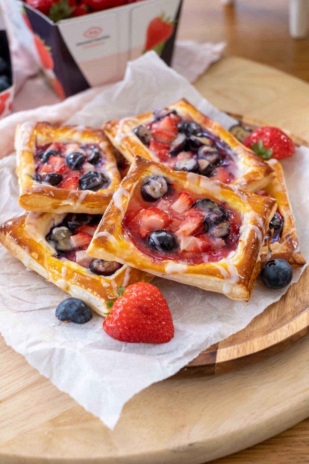 Koffiekoekjes met aardbeien en blauwe bessen