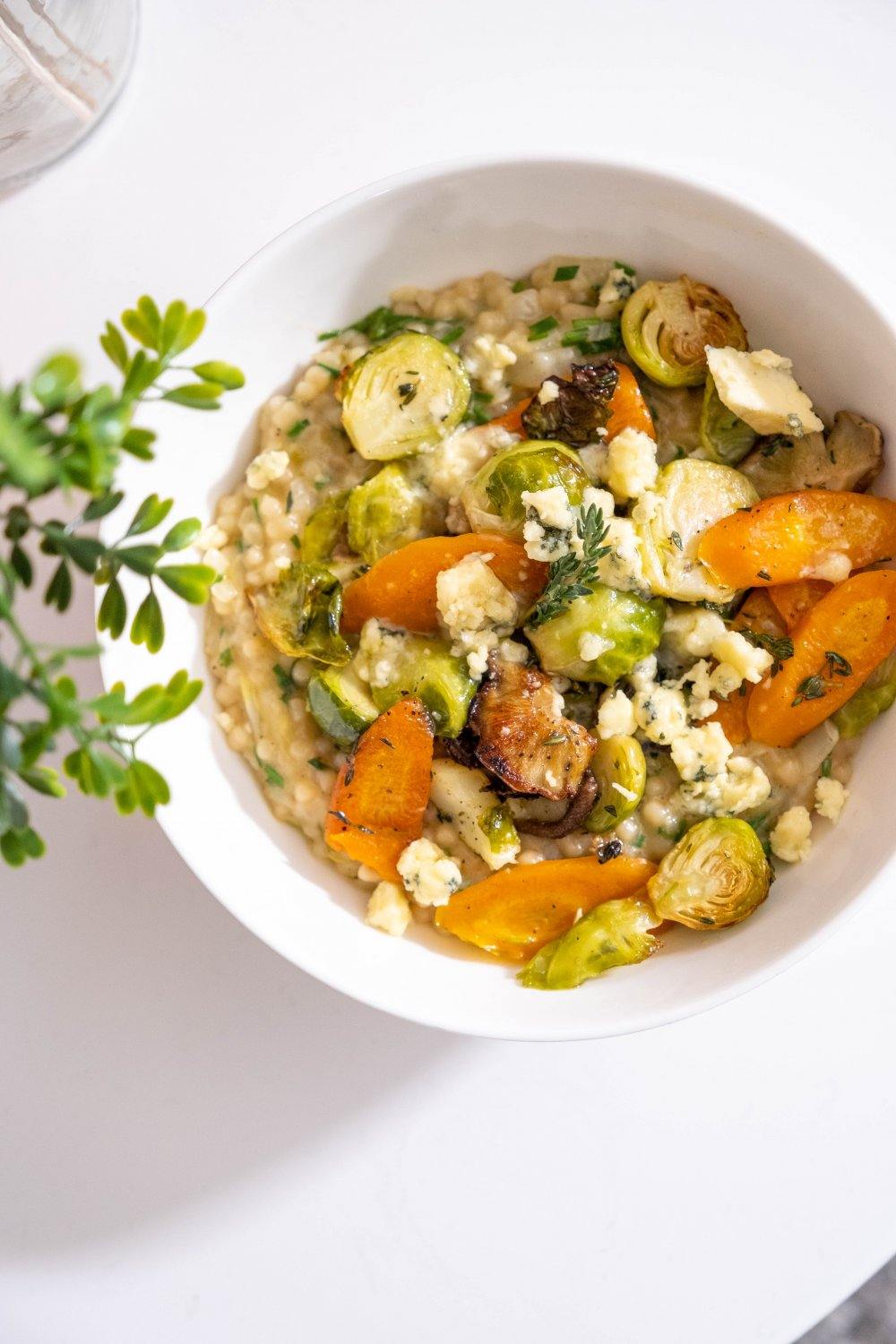 Risotto van parelcouscous met wintergroentjes en blauwe kaas