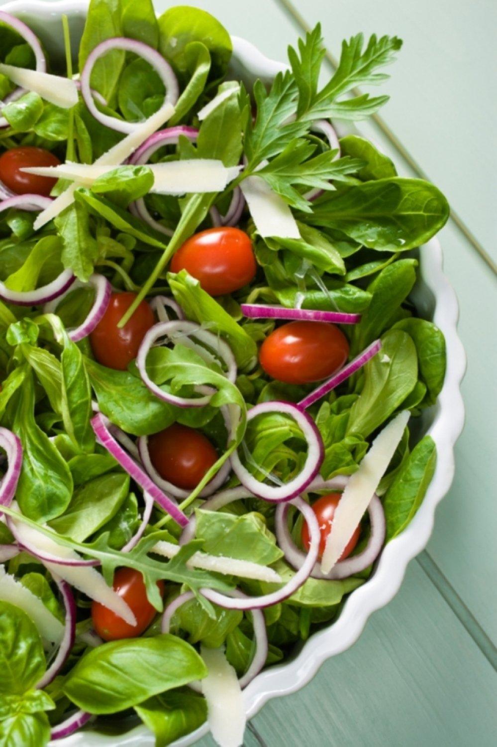 Zomerse salade met mosterdvinaigrette