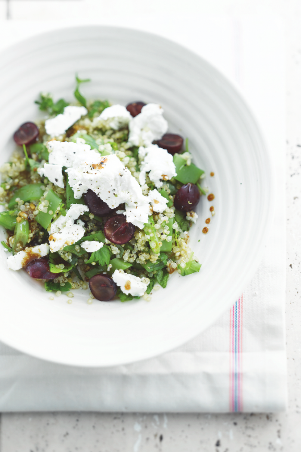 Fris slaatje met quinoa, feta en groene kruiden