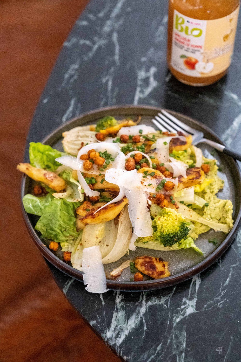 Groene salade met bonenspread en kikkererwtkrokantjes