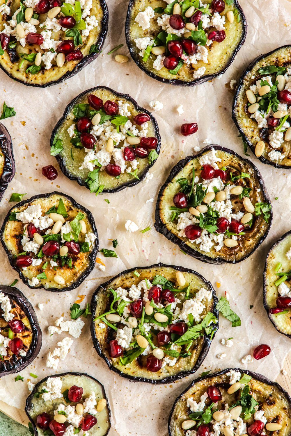 Aubergine toastjes met vegan feta en granaatappelpitjes