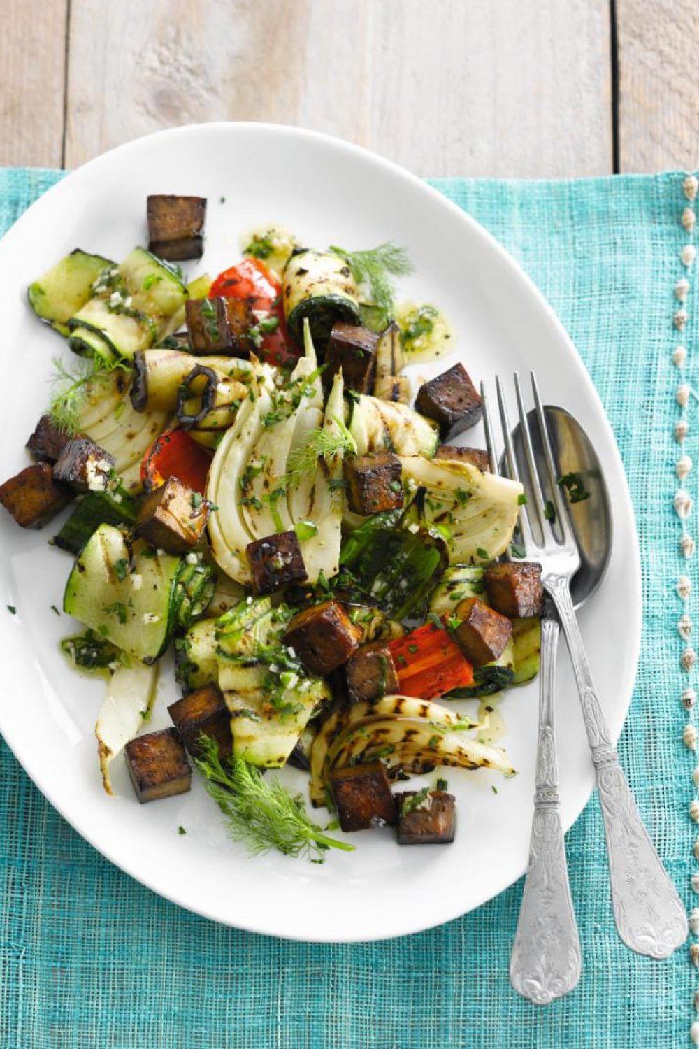 Geroosterde groentensalade met tofu in soja