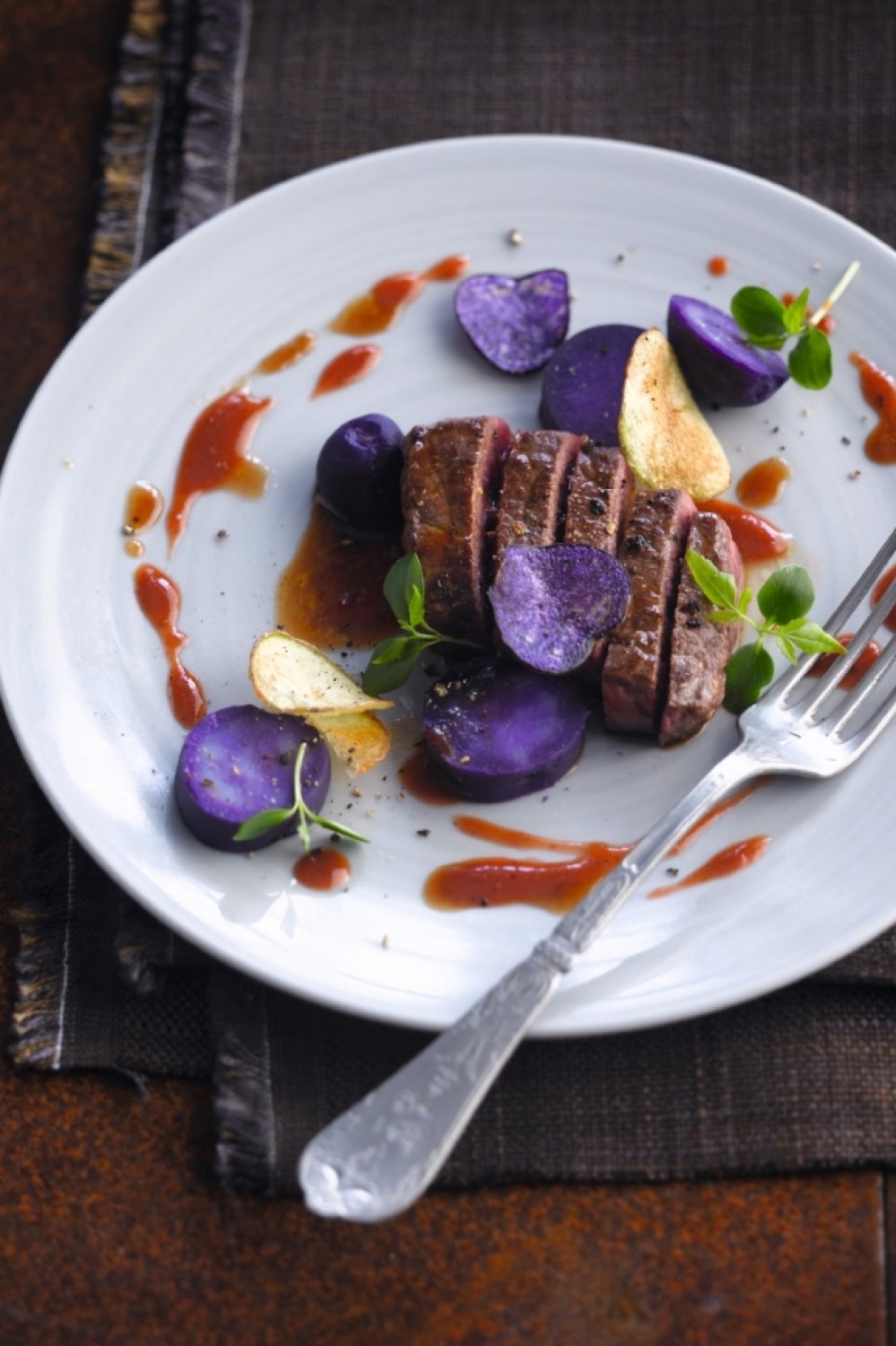 Bizonsteak met bessensaus & violette-aardappelen