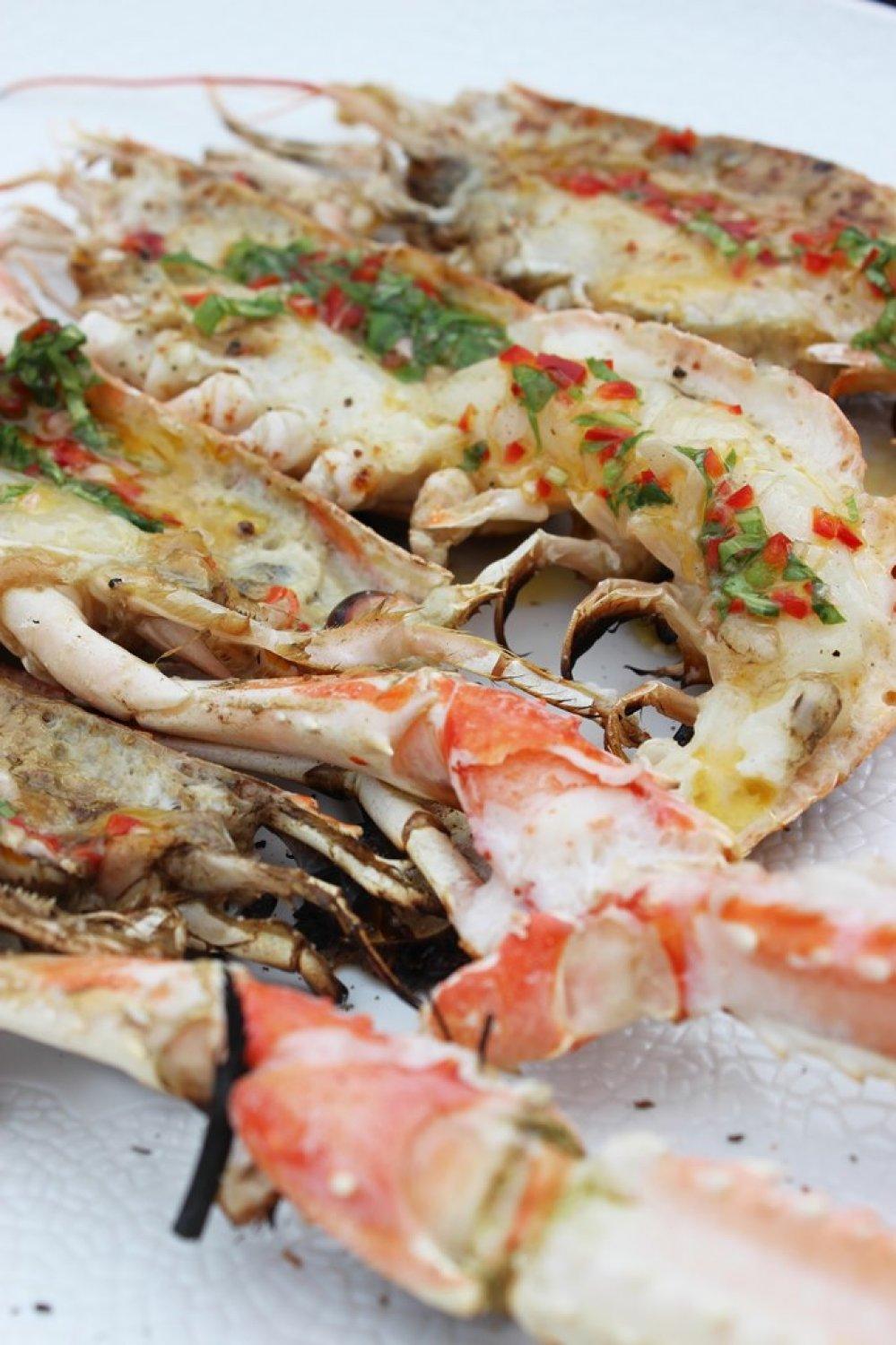 Gegrilde langoustines met een dressing van rode peper en basilicum