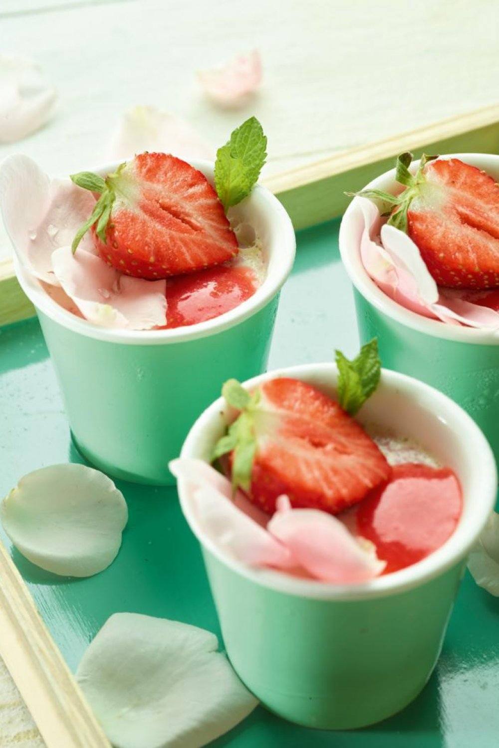 Panna cotta met lychee en roos