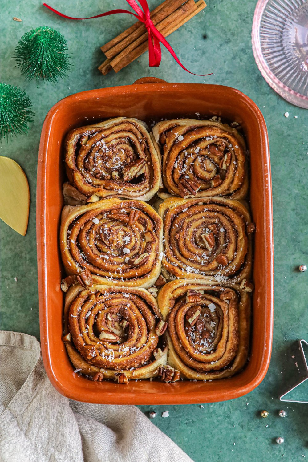 Zoete vegan chocolade rolletjes met pecannoten en kokos