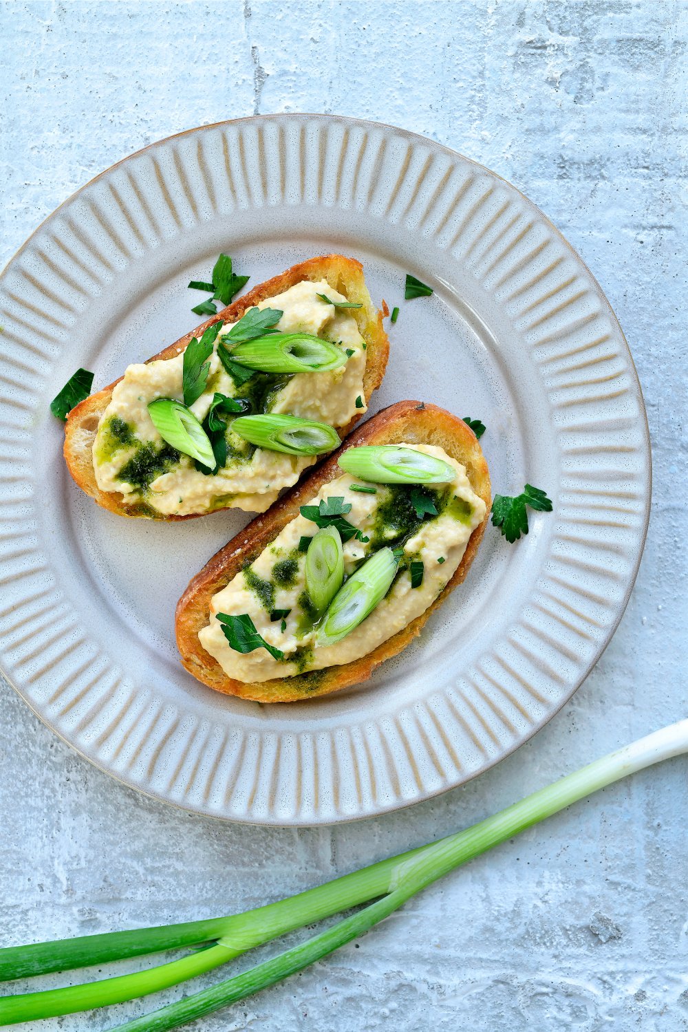 Toast met spread van witte bonen, tahini en peterselie-olie