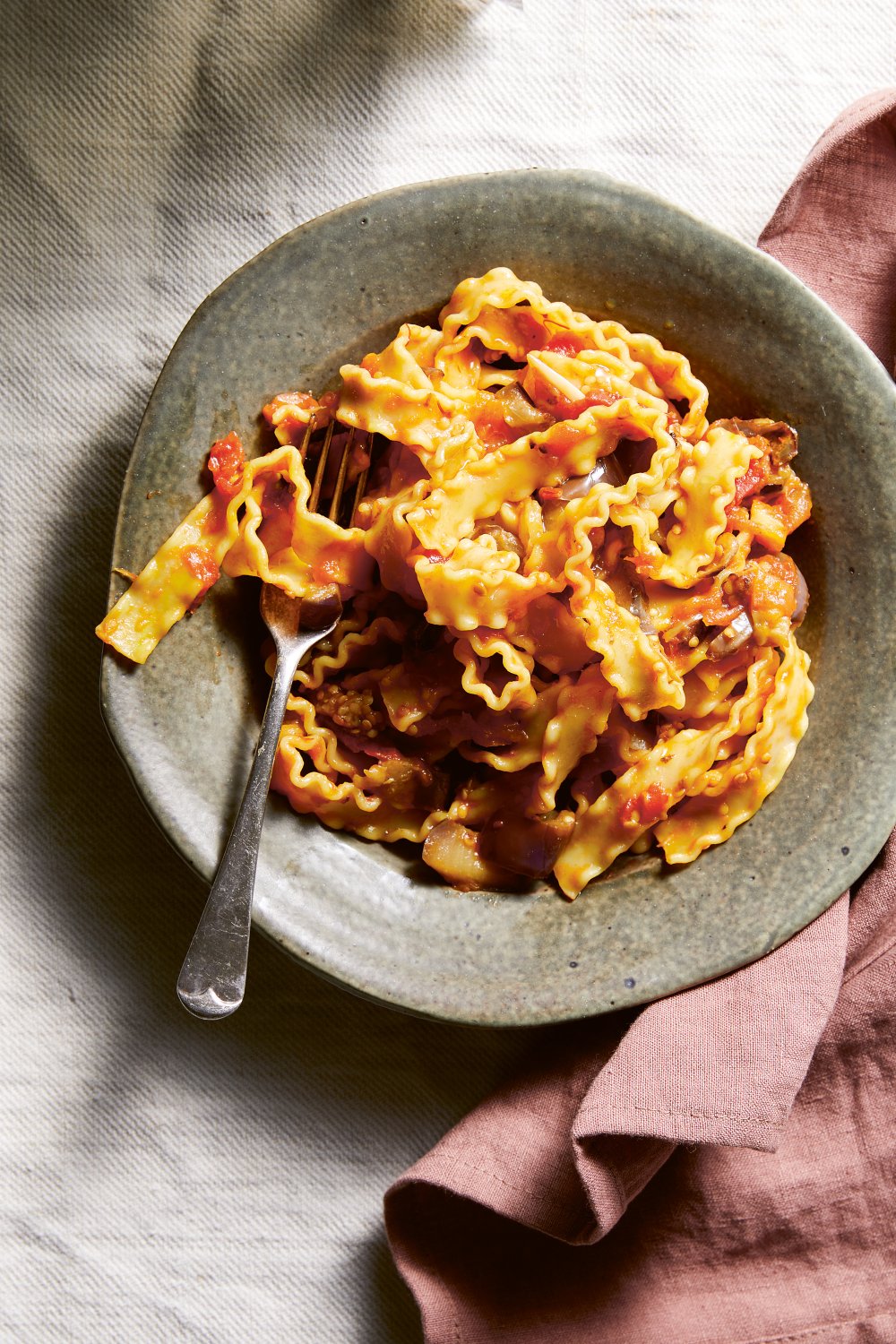 Pasta met tomaten-saffraansaus en aubergine