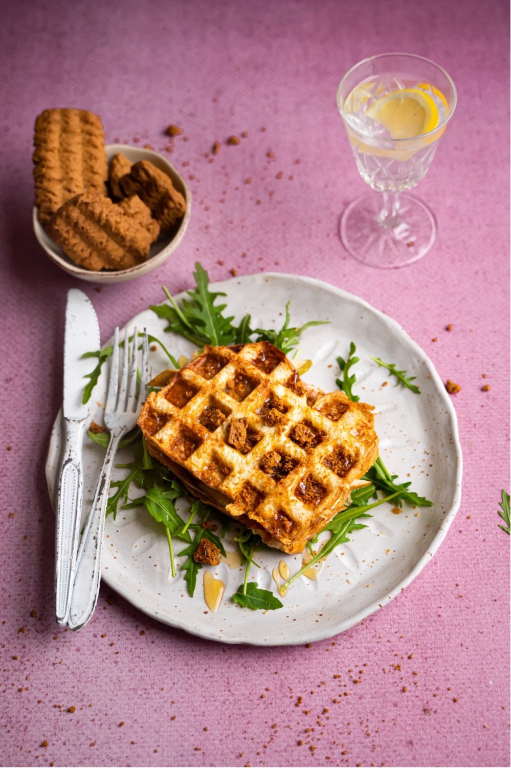 Zoet-hartige briochewafels met speculaas,  camembert, peer en serranoham