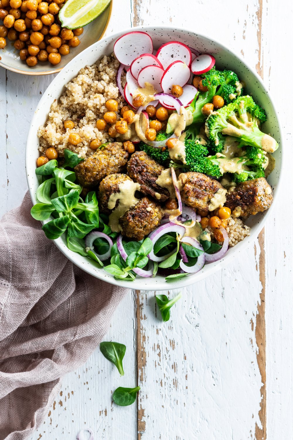 Quinoabowl met falafel en krokante kikkererwten