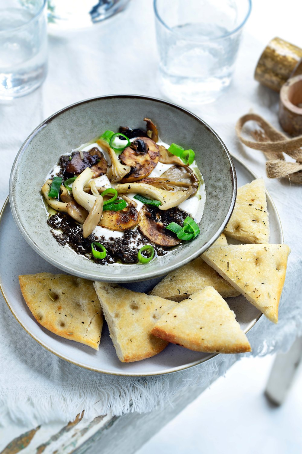 Plattekaasdip met bospaddenstoelen, truffel en platbrood