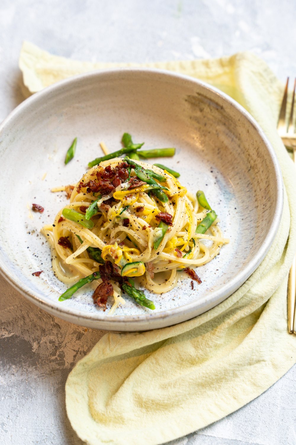 Spaghetti carbonara met courgette en asperges