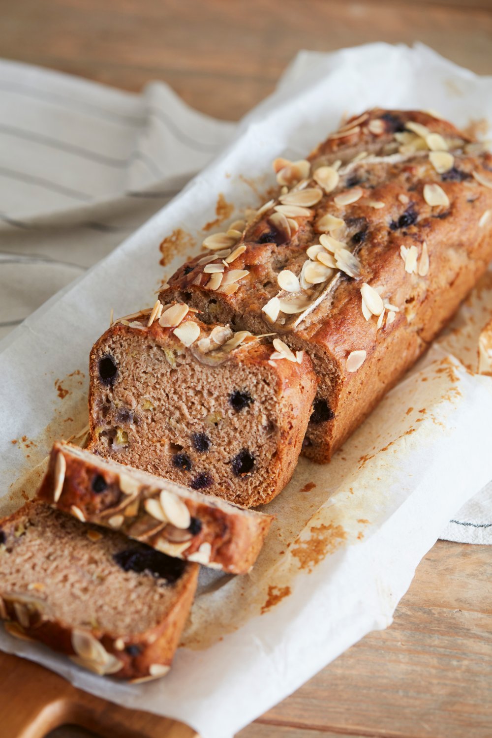 Bananenbrood met amandelen en blauwe bessen