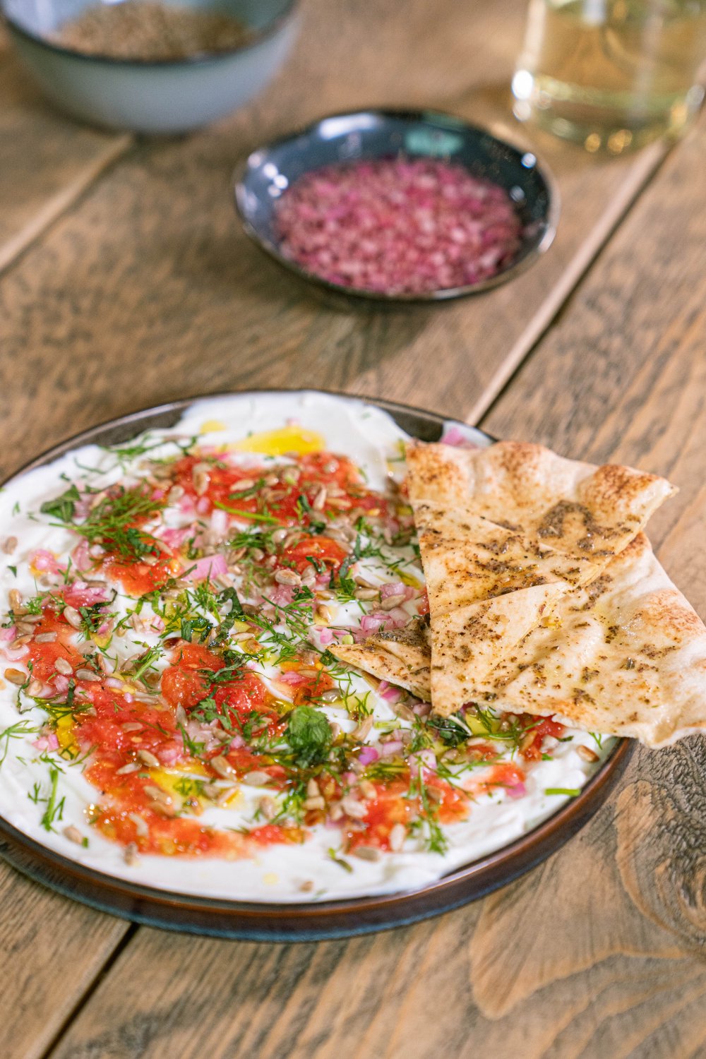 Geitenlabneh met tomatendressing