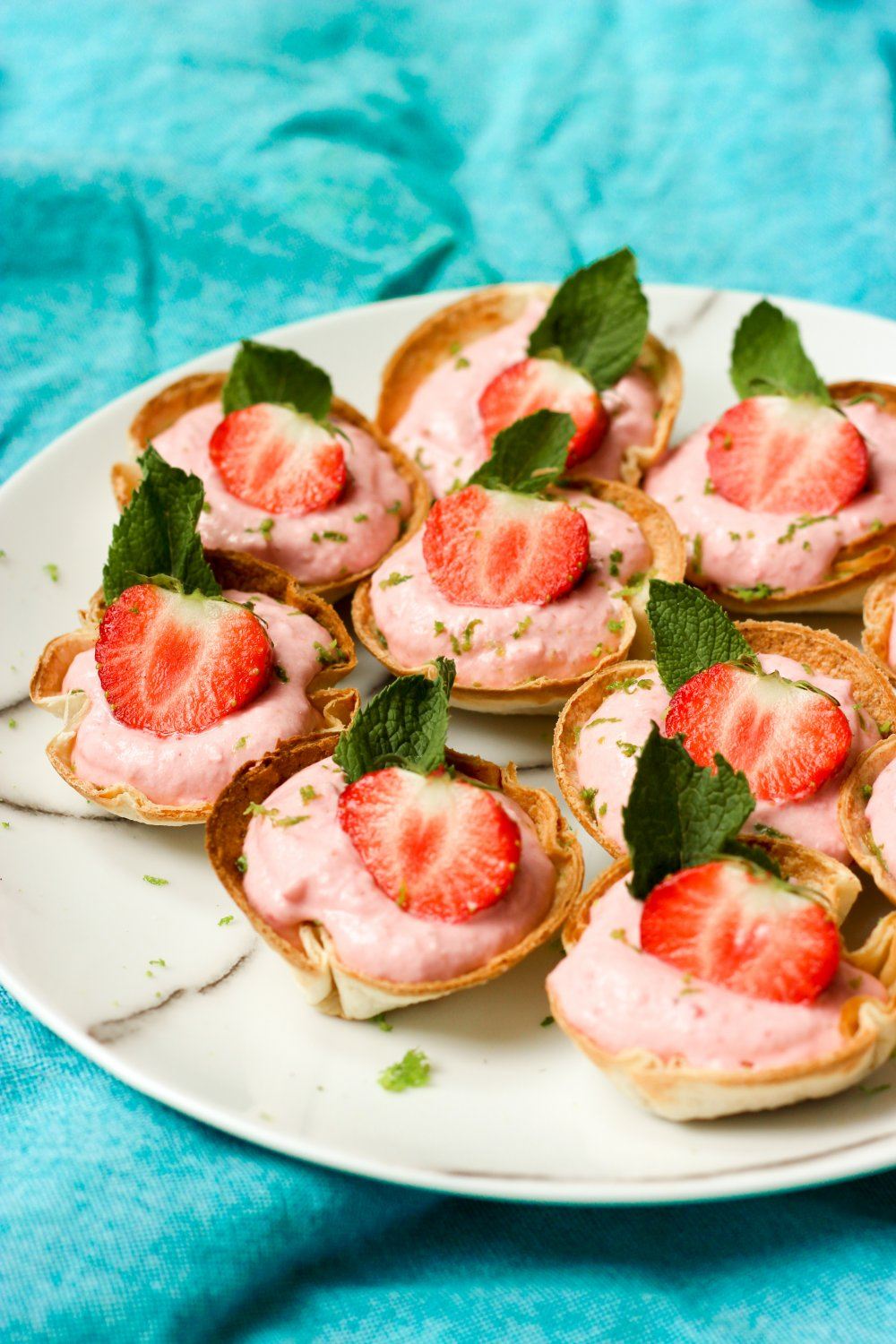 Zoete tortillacups met aardbeienmousse