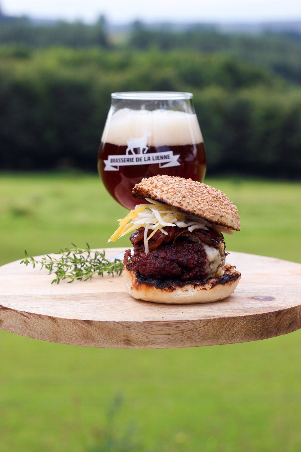 Hamburger met blauwe kaas en bruin bier