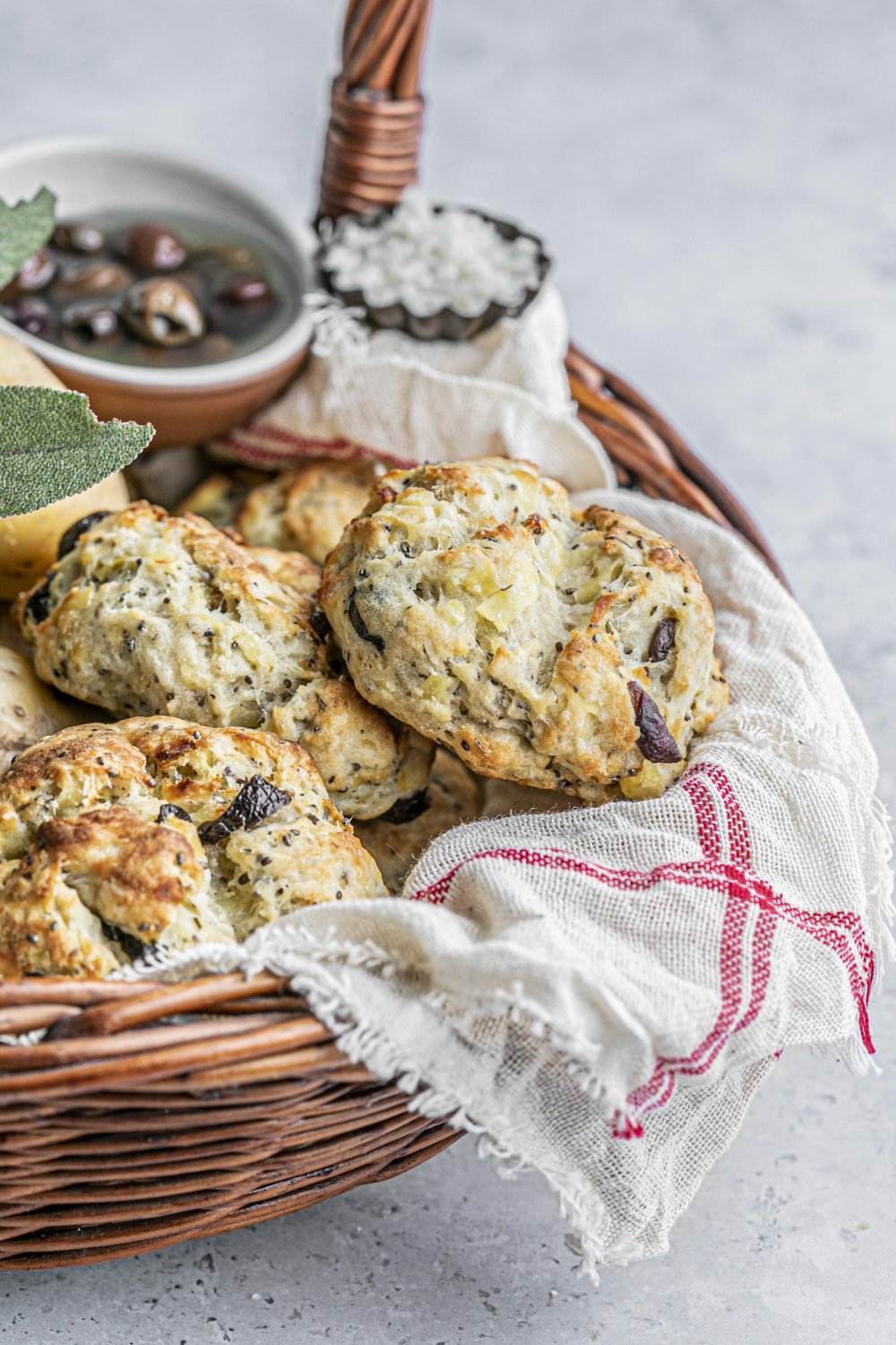 Aardappelbroodjes met olijven en oregano