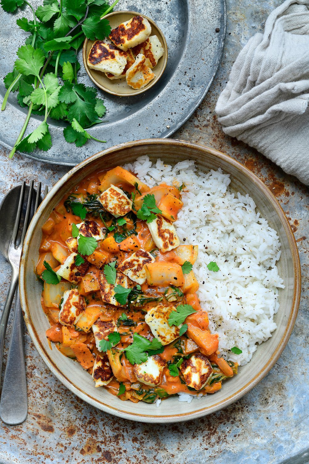 Romige rode curry met halloumi en rijst