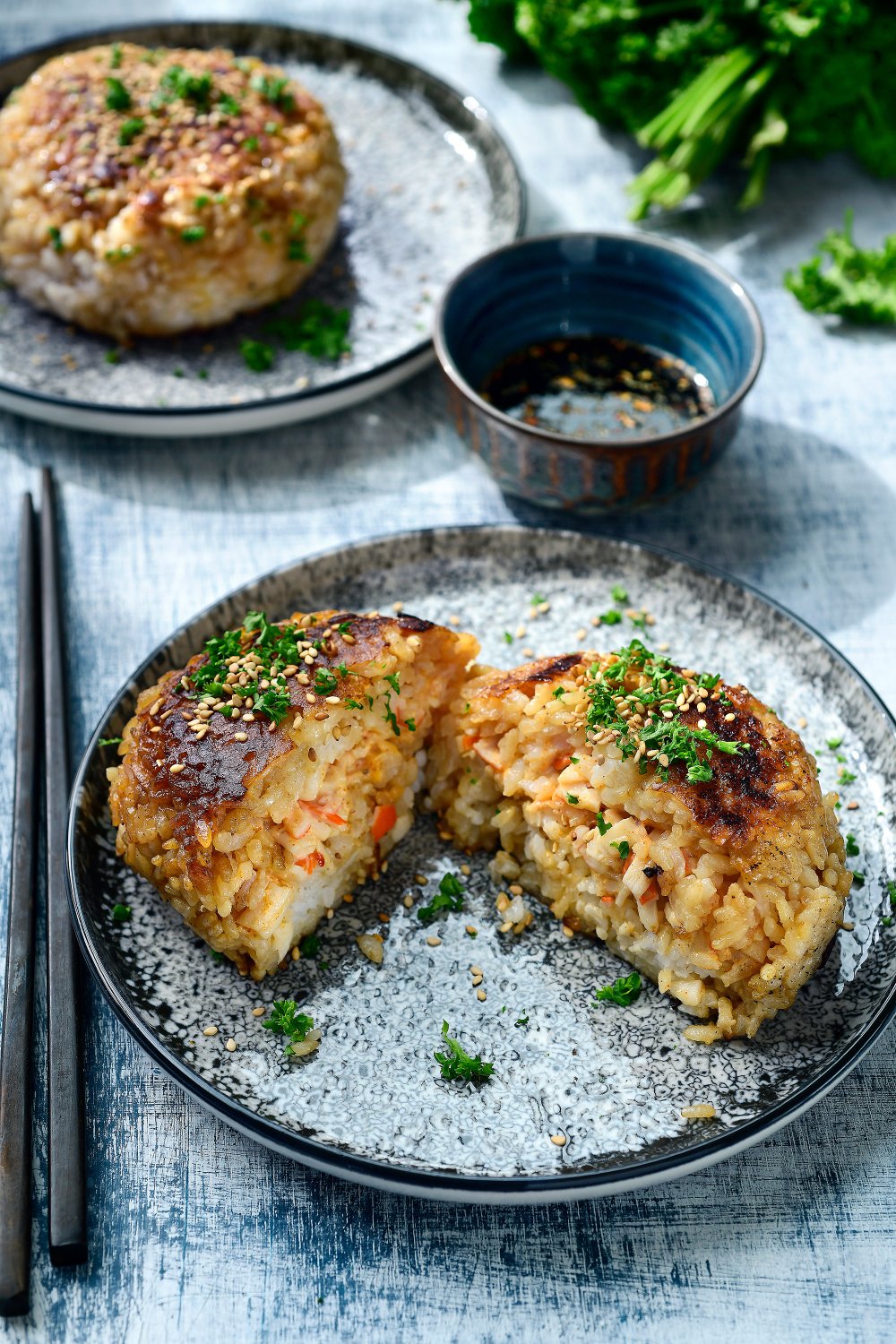 Gebakken rijstschijf met surimi