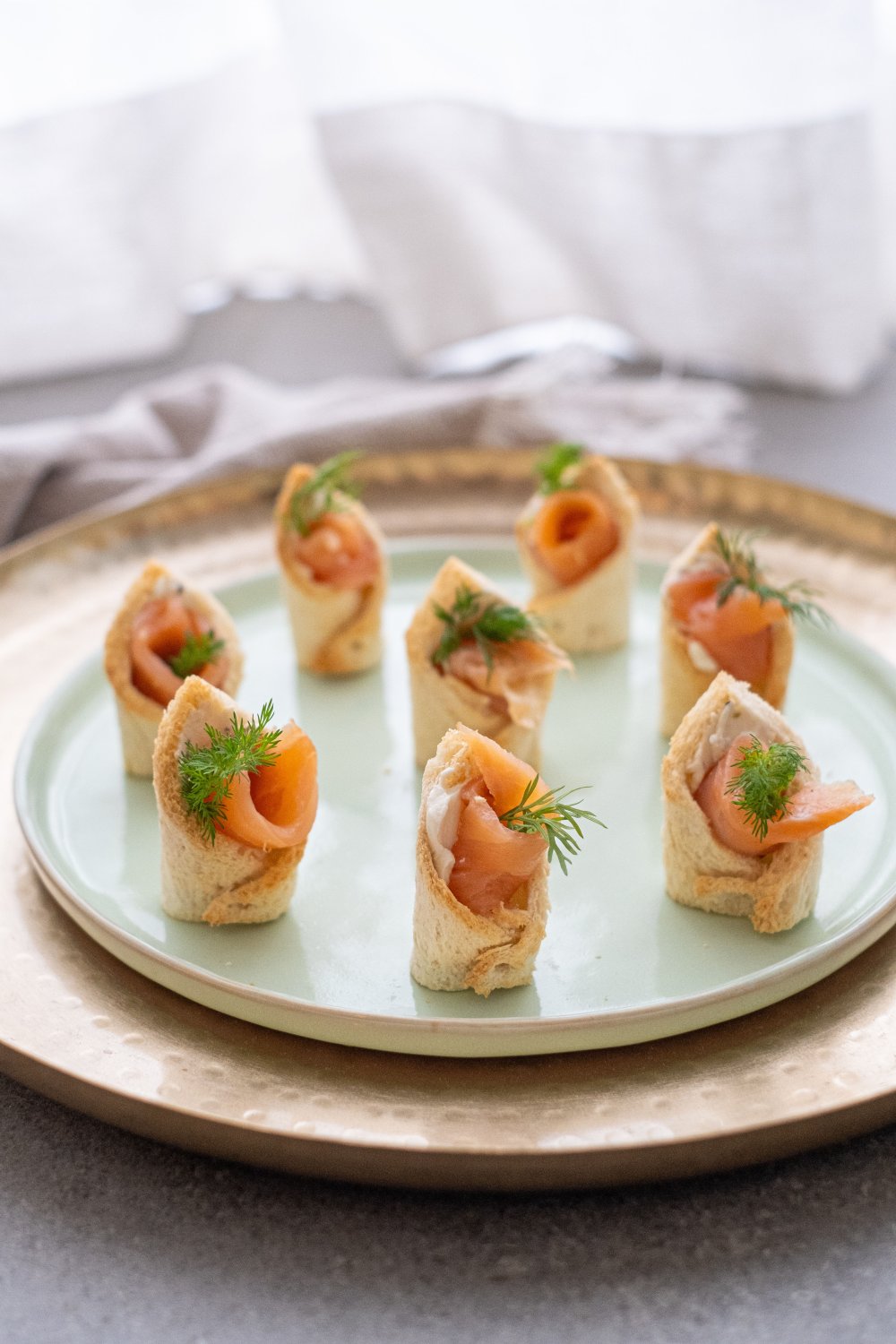 Broodtoastjes met kruidenkaas en gerookte zalm