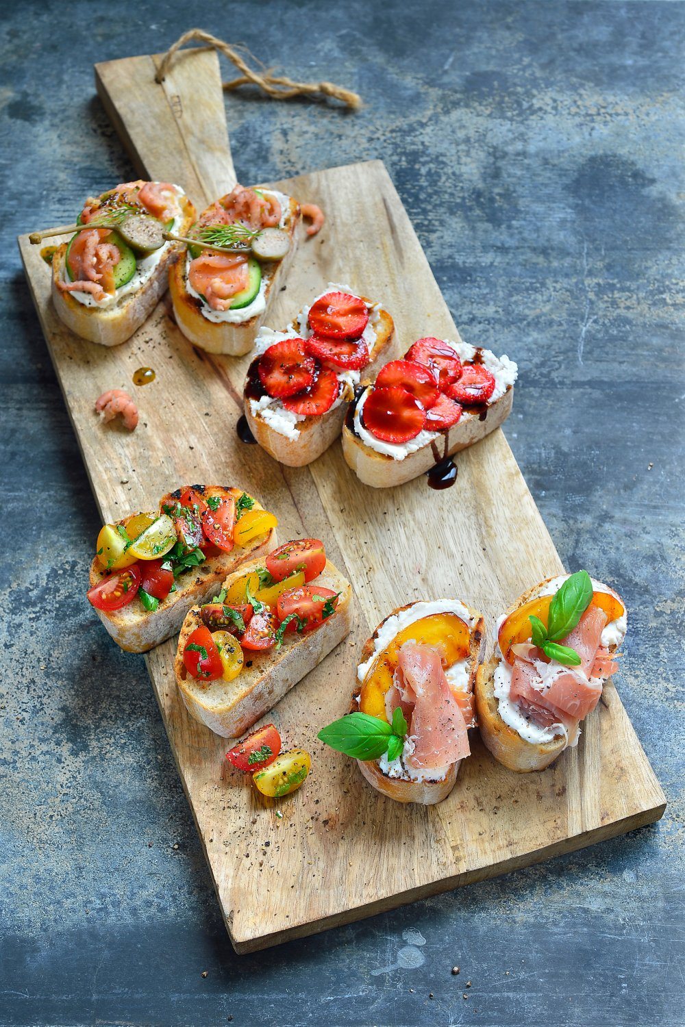 Crostini met geitenkaas en aardbeien