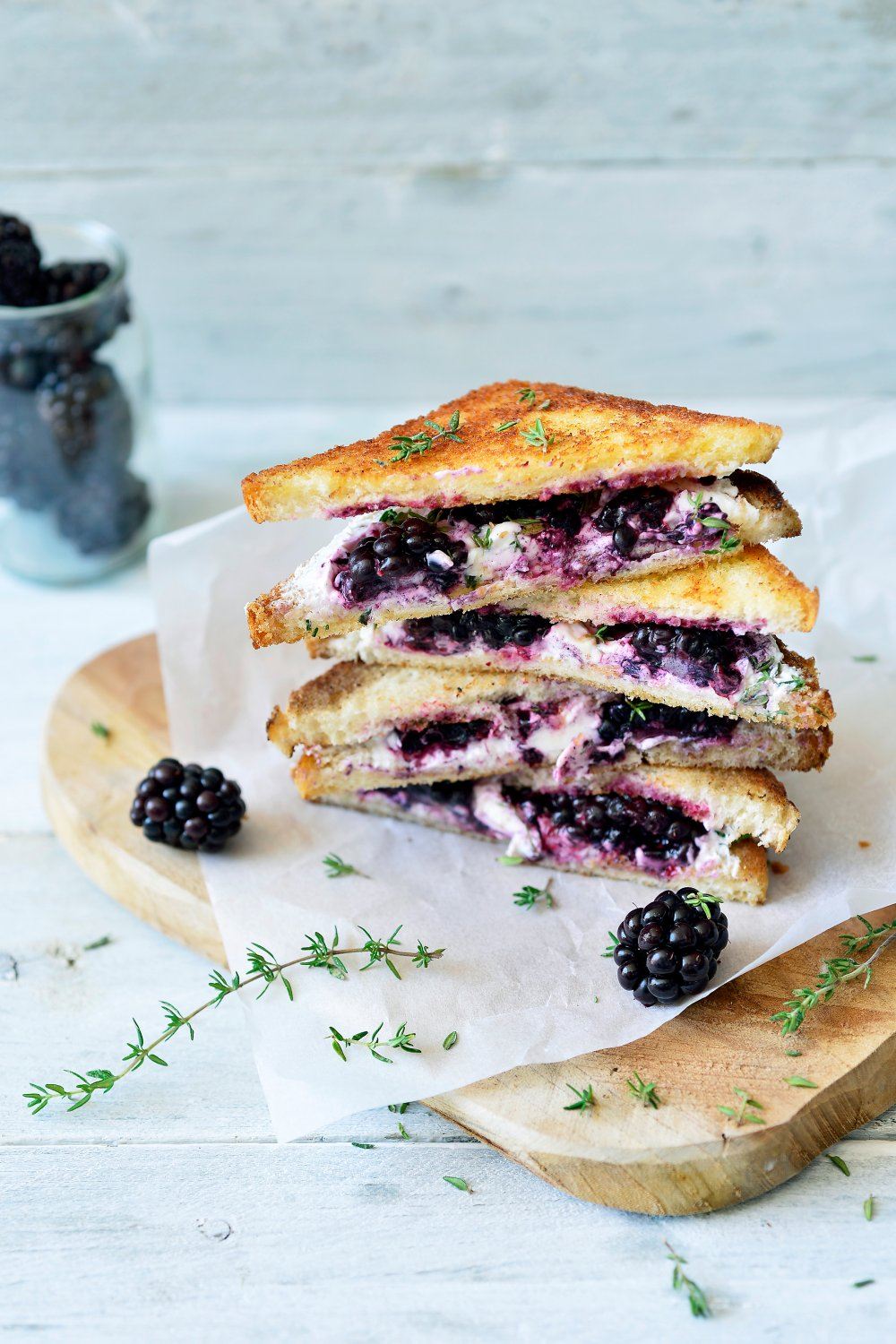 Croque met geitenkaas en braambessen