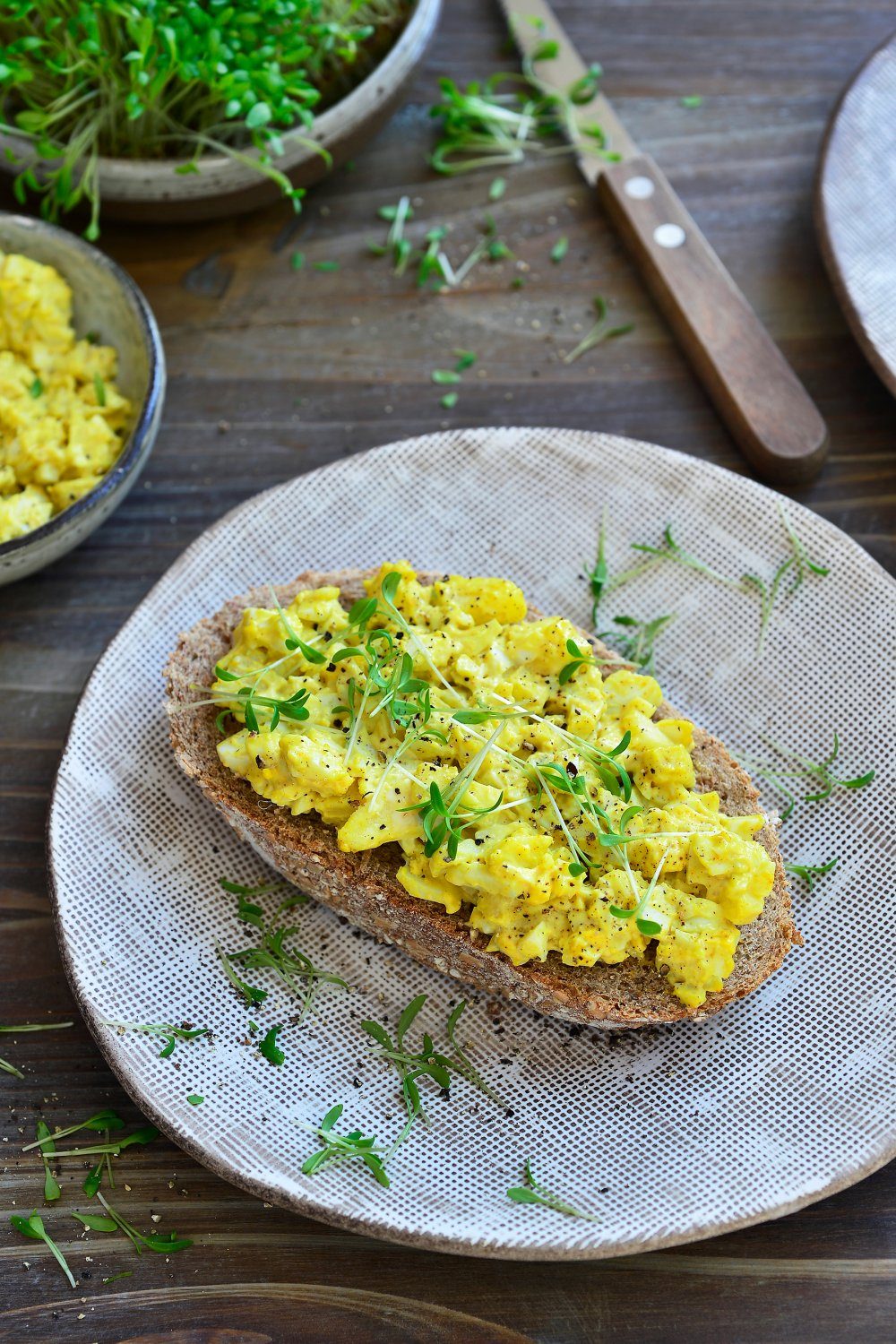 Toast met eiersalade, curry en appel