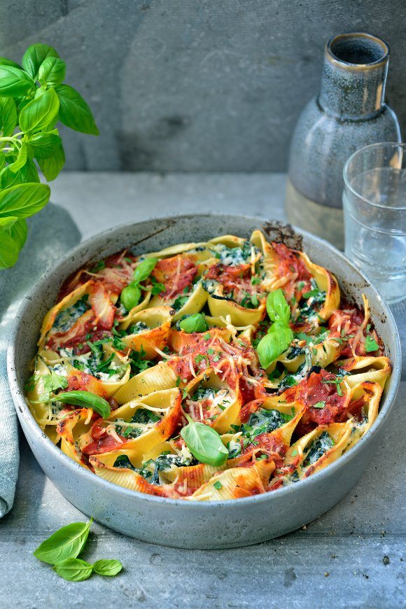 Grote pastaschelpen met spinazie, ricotta en tomatensaus