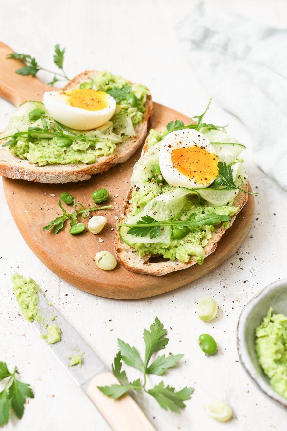 Toast met tuinbonenspread en zachtgekookt eitje