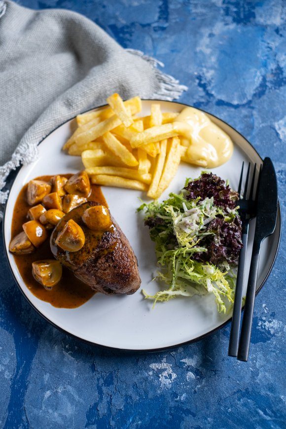 Steak met champignonroomsaus en frietjes