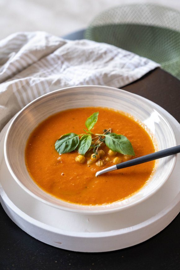 Tomatensoep met geroosterde kikkererwten