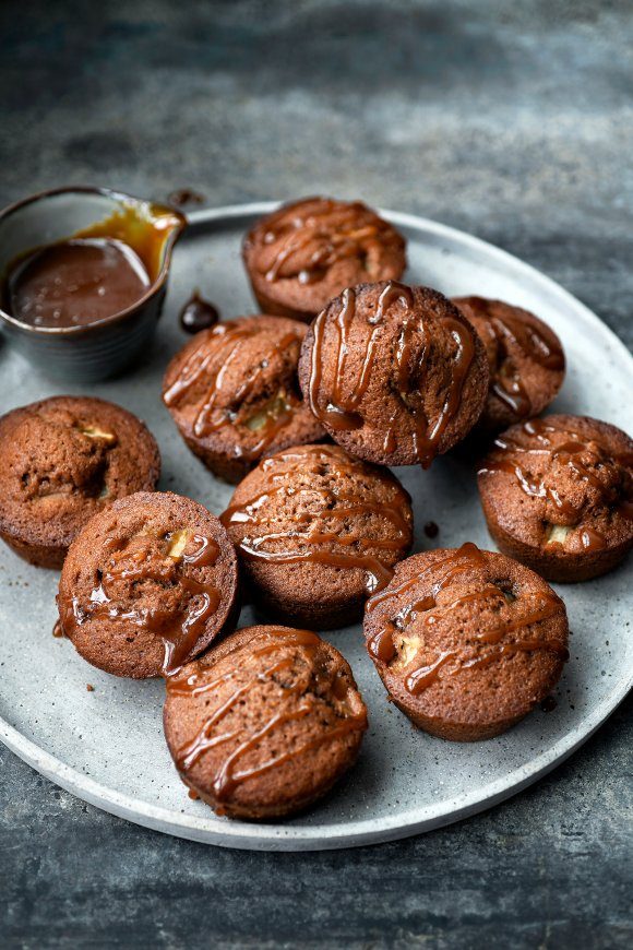 Chocolade-perenmuffins met zoute karamel