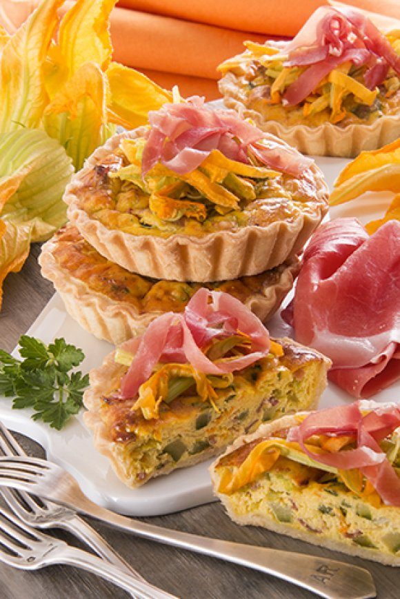 Mini-quiches met pompoenbloemen en Parmaham