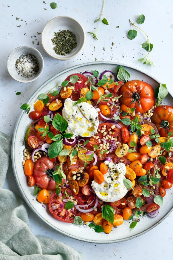 Tomatensalade met burrata en sumak