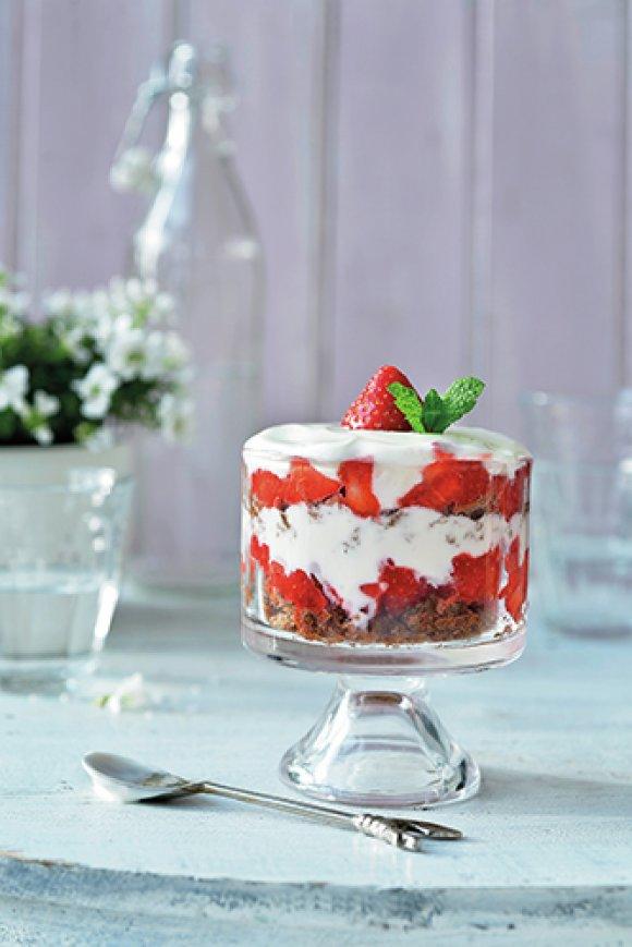 Gezonde triffle met aardbeien en kwark