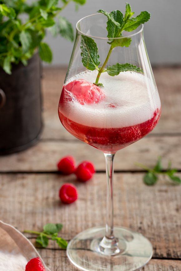 Prosecco met frambozensorbet