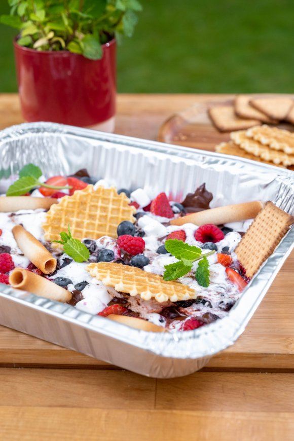 Marshmallows op de bbq met rood fruit en chocolade