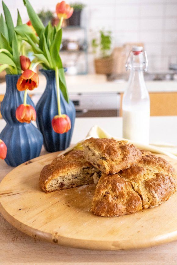 Snel noten-rozijnenbrood