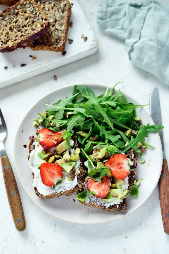 Lunchtoast met ricotta, avocado en aardbeien