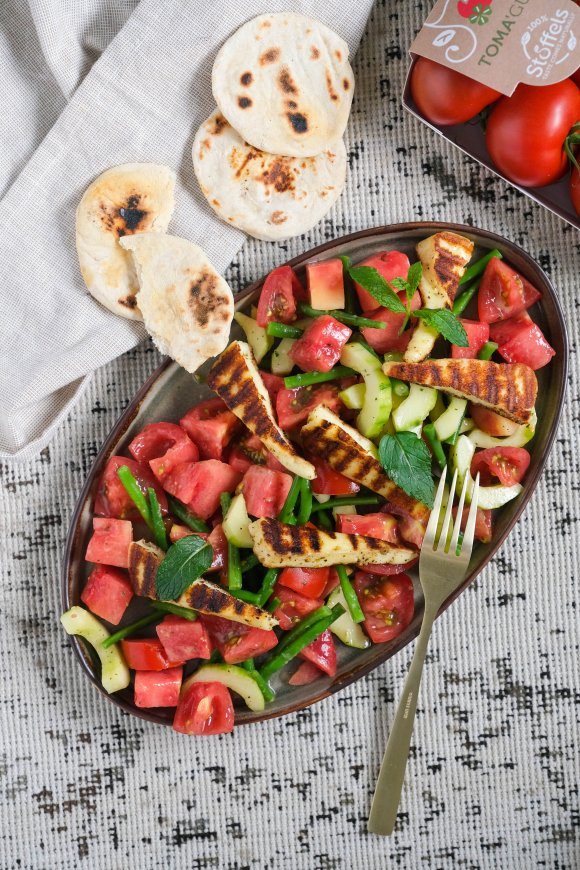 Naanbroodjes met tomatensalade en berloumi