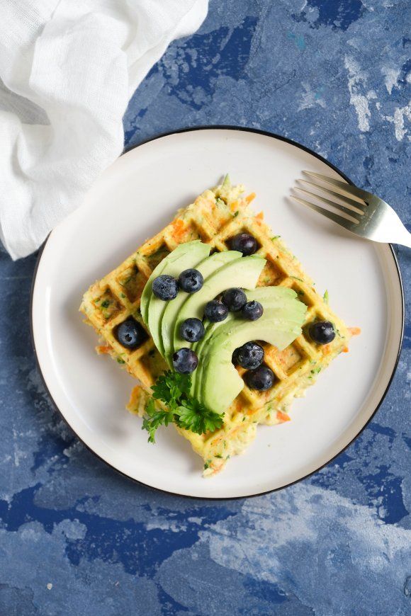 Hartige wafel met avocado en blauwe bessen