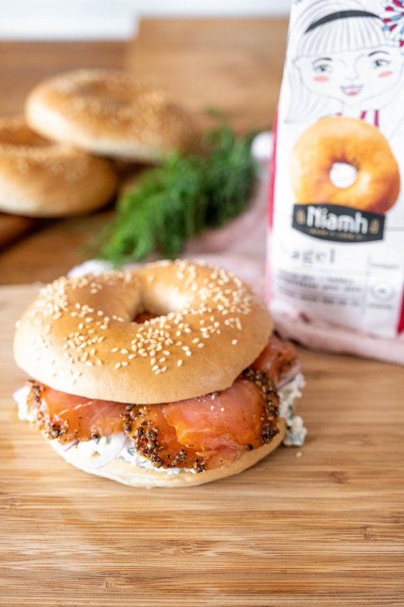 Bagels met cottage cheese en zalm