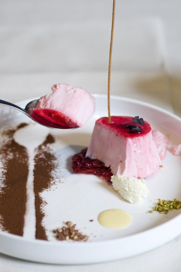 Panna cotta met Amarena-kersen