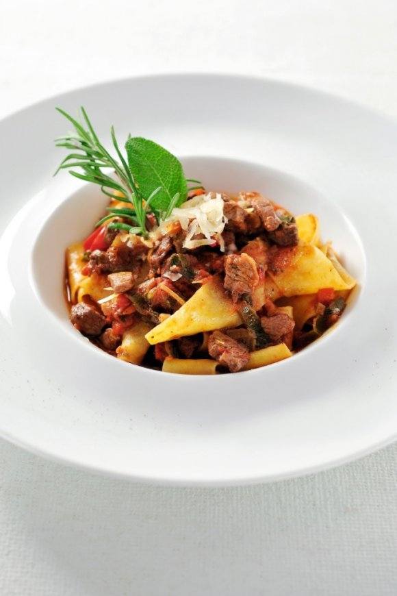 Pappardelle met everzwijnragù