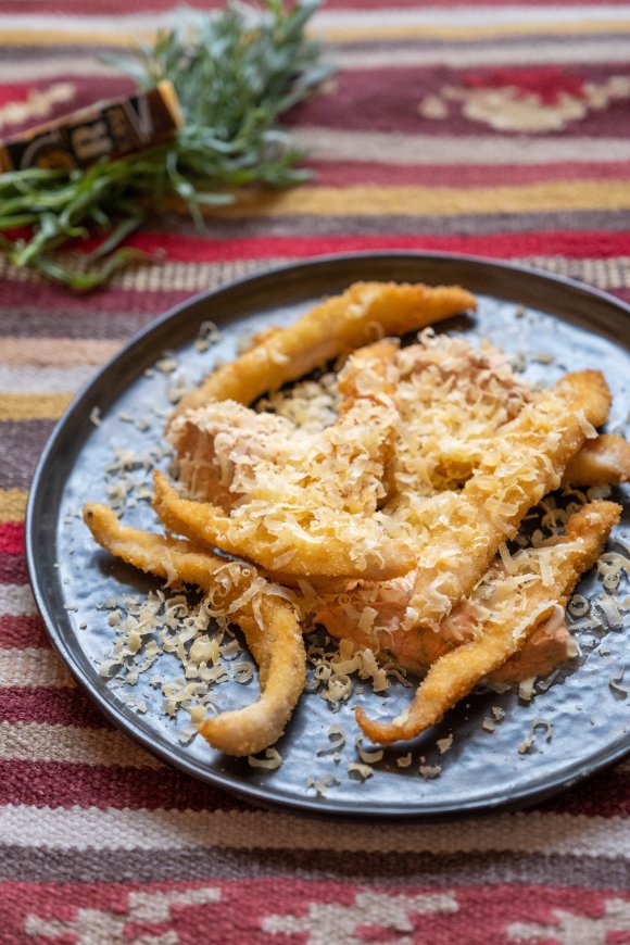 Gepaneerde kippenreepjes met tomaten-dragoncrème